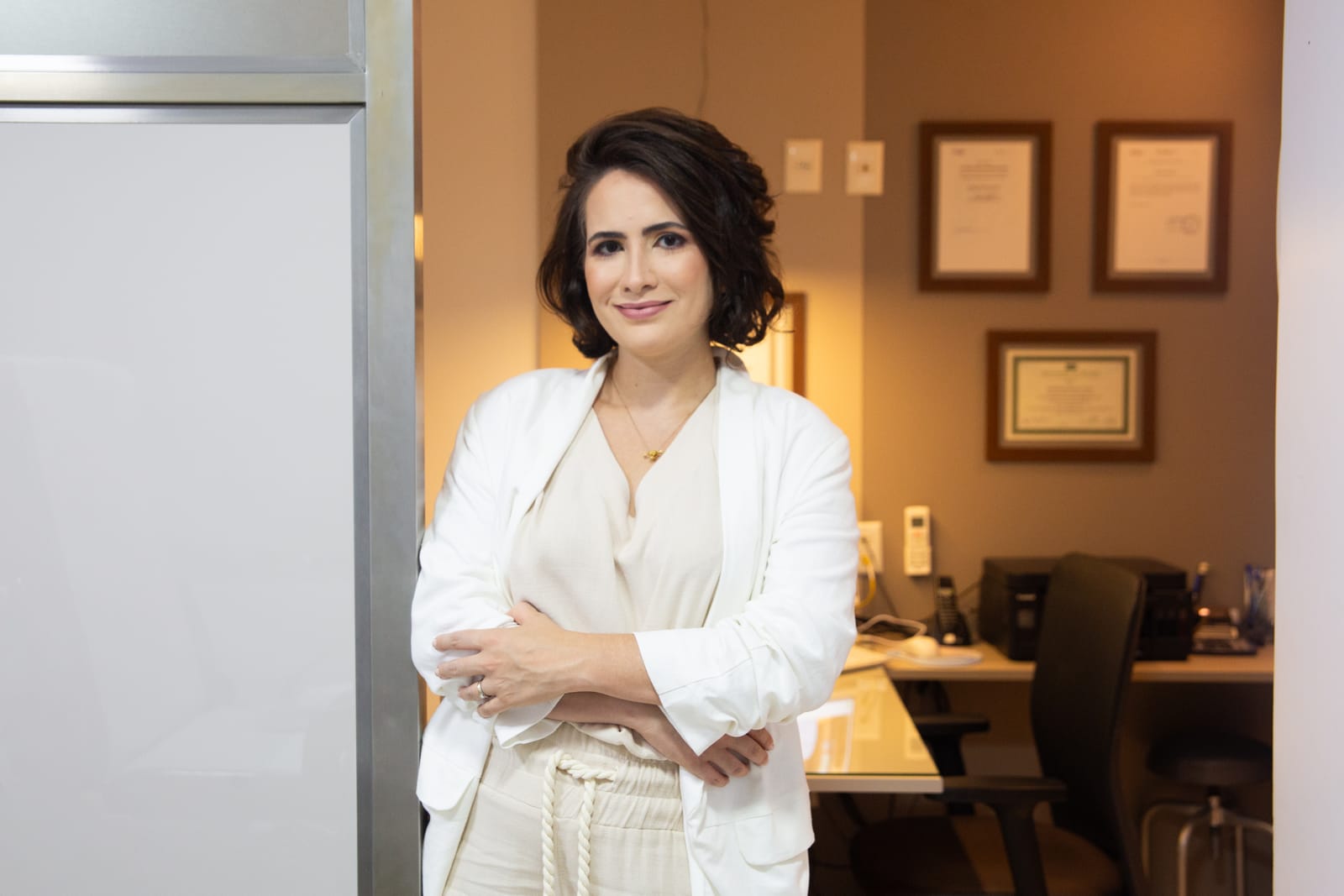Dra. Maria Eduarda Amaral na entrada da sala de atendimento